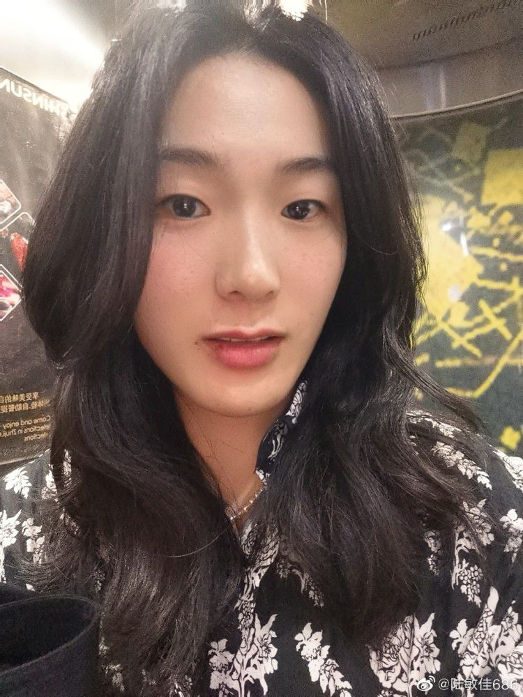 梁倩（曹斐然 饰）自小就掉往了怙恃，伶丁孤立的糊口在孤儿院中。奶奶的呈现给梁倩昏暗的糊口带来了新的但愿，奶奶将梁倩带回家，精心顾问，垂垂的，梁倩从曾阿谁灰头土脸的小姑娘，出落成了亭亭玉立的佳丽。固然具有温婉斑斓的外表，但梁倩的个性却非分特别的背叛，干了很多鲁莽而疯狂的工作。奶奶由于没法接管梁倩未婚先孕的事实，突发脑溢血归天了，追悔莫及的梁倩在奶奶的遗物中发现了一本神秘的笔记本，此中记录了本身的宿世此生。梁倩决议守着奶奶留下的年夜屋子，生下腹中的孩子，但是，一个目生女租客的到来却令梁倩的糊口再度堕入到了疯狂的危险和诡计当中。
